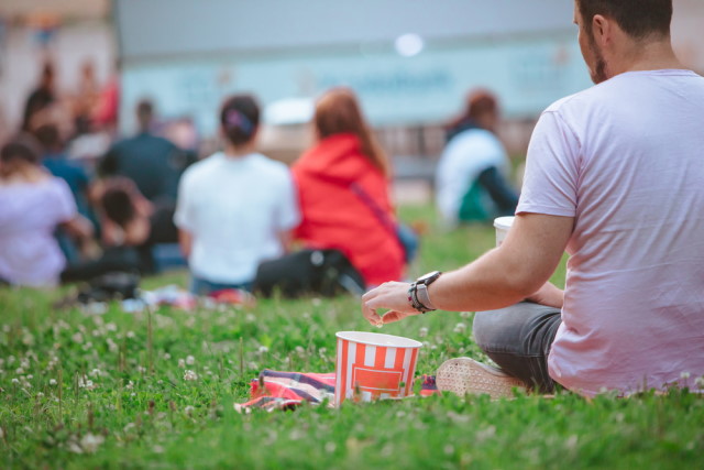 Letnie kino plenerowe - jak zorganizować światło, ogrzewanie i bufet?